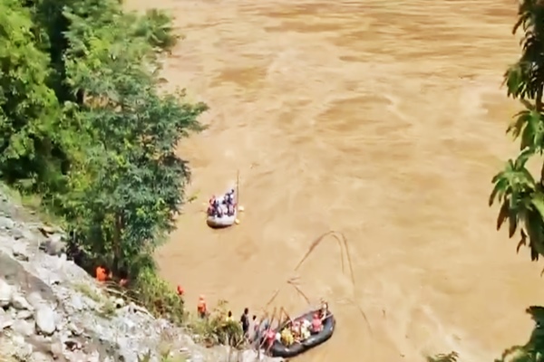 नेपाल में भूस्खलन से 2 बसें त्रिशूली नदी में बह गईं; 7 भारतीयों सहित 60 यात्री लापता
