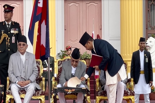 केपी शर्मा ओली ने नेपाल के नए प्रधानमंत्री के रूप में शपथ ली; पीएम मोदी ने चौथी बार जीत पर बधाई दी
