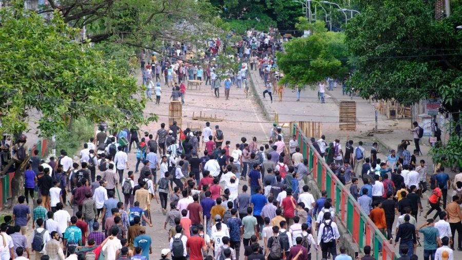 बांग्लादेश में आरक्षण के खिलाफ छात्रों का देशव्यापी बंद, आंदोलन हुआ उग्र, ढाका में पुलिस ने किया बल प्रयोग, मौत से गुस्सा, आगजनी