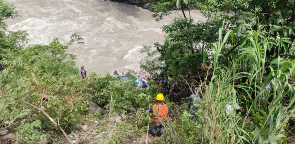नेपाल बस हादसे में 41 की मौत, वायुसेना के विमान से आज महाराष्ट्र लाए जाएंगे 24 भारतीयों के शव
