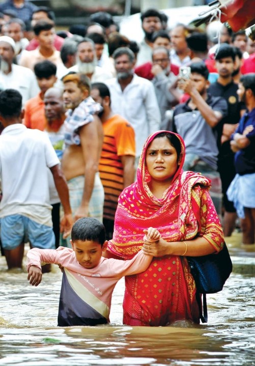बांग्लादेश के 11 जिलों में बाढ़ से हालात बदतर, 44 लाख लोग फंसे