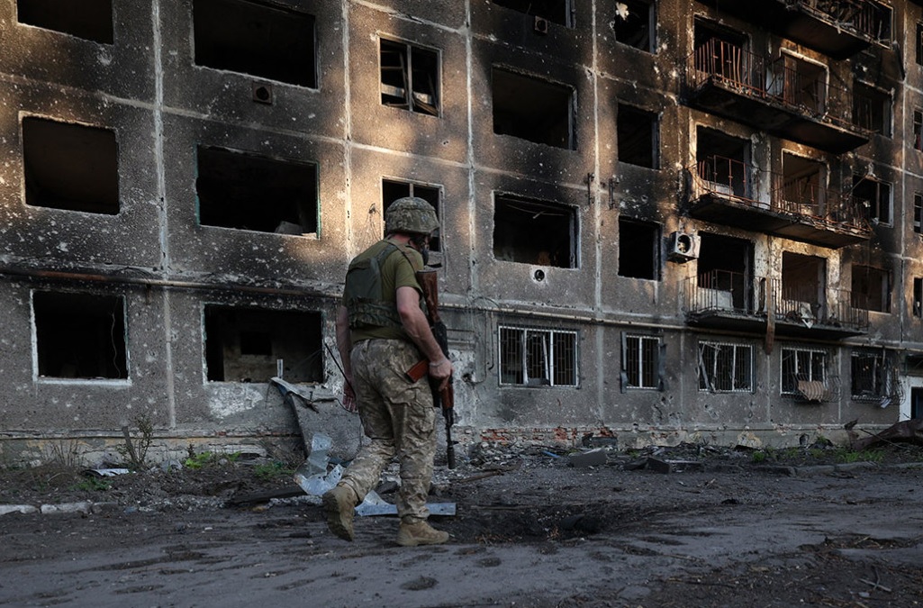 रूसी सेना की पूर्वी यूक्रेन के गढ़ चासिव यार पर चढ़ाई