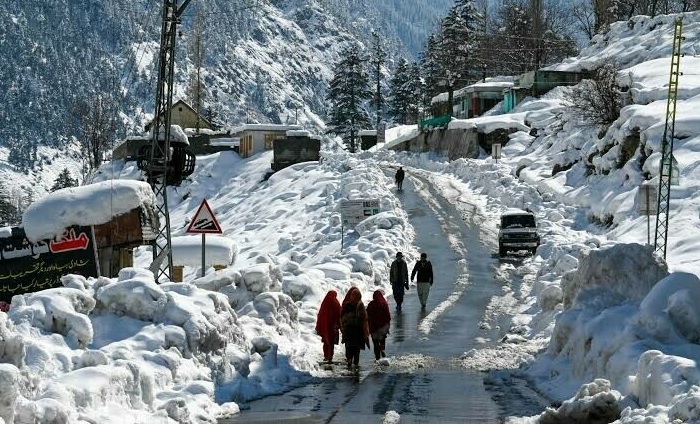 गिलगित-बाल्टिस्तान की चोटियों पर तेज बर्फबारी, तापमान शून्य से 14 डिग्री सेल्सियस नीचे  