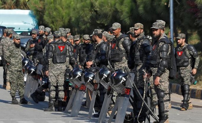 इमरान खान के समर्थक इस्लामाबाद में दाखिल,  रास्ते में टकराव, चार रेंजर्स की मौत, डी-चौक सेना के हवाले, गोली मारने का आदेश