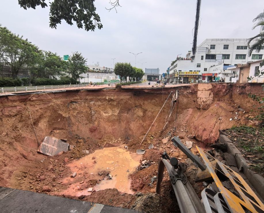 चीन में जमीन धंसी, 13 मजदूर लापता