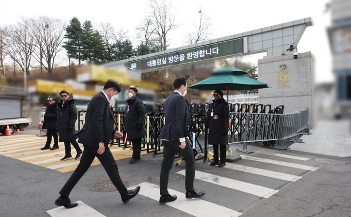 दक्षिण कोरिया के राष्ट्रपति कार्यालय पहुंची पुलिस, अल्पकालिक मार्शल लॉ की जांच के सर्च वारंट में येओल 'मुख्य संदिग्ध' 