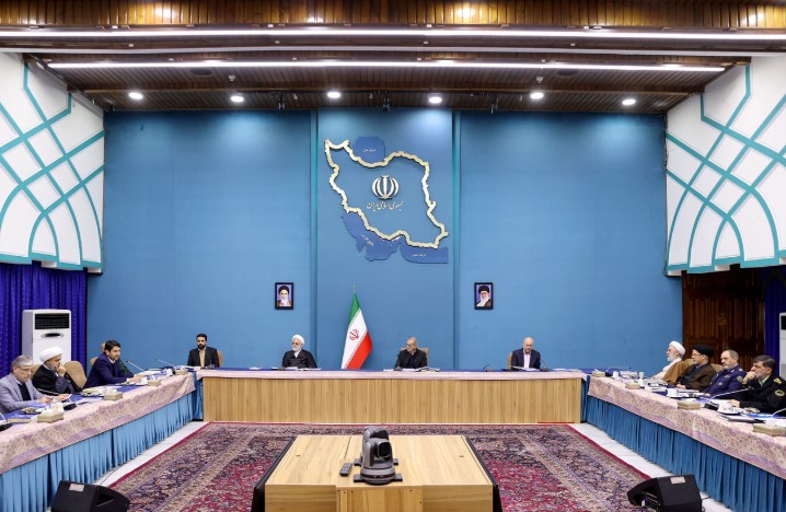 ईरान सरकार का बदल रहा रुख, नए हिजाब कानून पर रोक, व्हाट्सएप व गूगल प्ले से पाबंदी हटाई