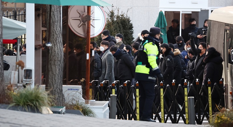 दक्षिण कोरिया के राष्ट्रपति येओल के आवास पर पुलिस बल के पहुंचे जांच अधिकारी 