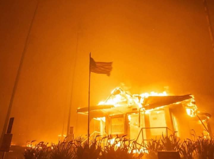 कैलिफोर्निया के जंगलों में लगी आग ने धारण किया भीषण रूप, 5 लोगों की मौत, बड़ी संख्या में इमारतें नष्ट, लाखों प्रभावित