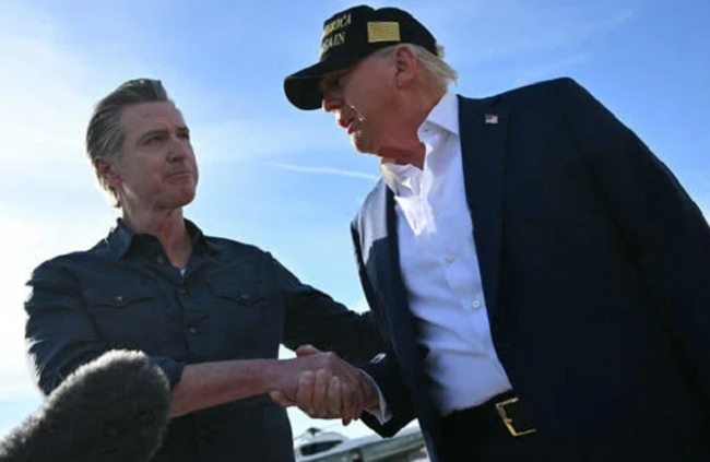 ट्रंप पहुंचे लॉस एंजिल्स, आग प्रभावित क्षेत्र का दौरा किया, गवर्नर न्यूसम को हर तरह की मदद का दिया भरोसा 