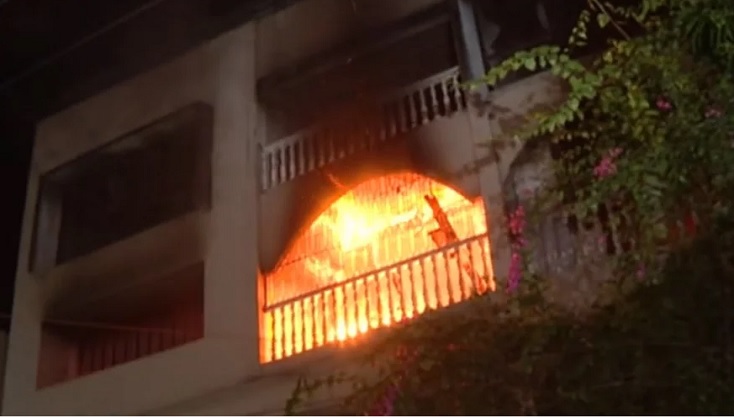 ढाका में अनियंत्रित भीड़ ने शेख हसीना की पार्टी के नेता के घर में लगाई आग 