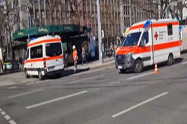 जर्मनी में कार के भीड़ में घुसने से 2 लोगों की मौत