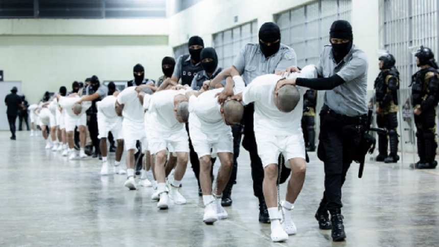  अमेरिका ने कोर्ट के आदेश की अनदेखी करते हुए वेनेजुएला गैंग के सैकड़ों लोगों को अल सल्वाडोर भेजा