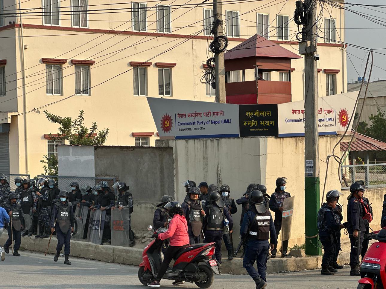  काठमांडू में पूरव् समर्थक प्रदर्शनकारियों द्वारा तीन पार्टी मुख्यालय पर हमला