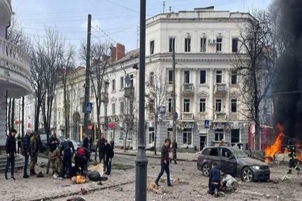 पूर्वोत्तर यूक्रेन के सुमी शहर में रूसी मिसाइलों के हमले में दो बच्चों सहित कम से कम 32 लोग मारे गए