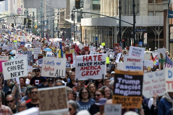 अमेरिका भर में हजारों प्रदर्शनकारियों ने ट्रम्प के खिलाफ रैली निकाली
