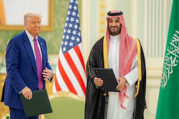  ट्रम्प और सऊदी क्राउन प्रिंस ने 142 बिलियन डॉलर के हथियार समझौते पर किया हस्ताक्षर