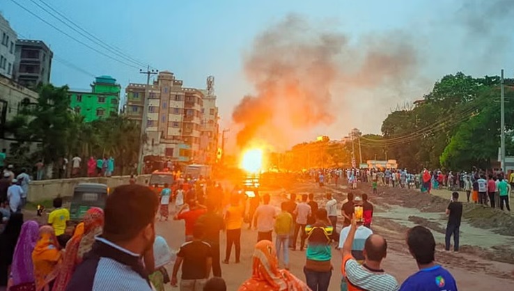  बांग्लादेश में गैस सिलेंडर से लदा ट्रक पलटा,लगी आग, जोरदार धमाका