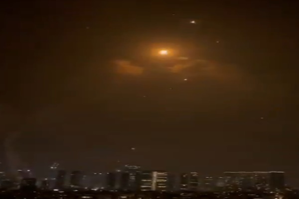 ईरान-इज़रायल संघर्ष गहराया: मिसाइल हमलों का तीव्र आदान-प्रदान, अमेरिका ने बढ़ाई सैन्य सक्रियता