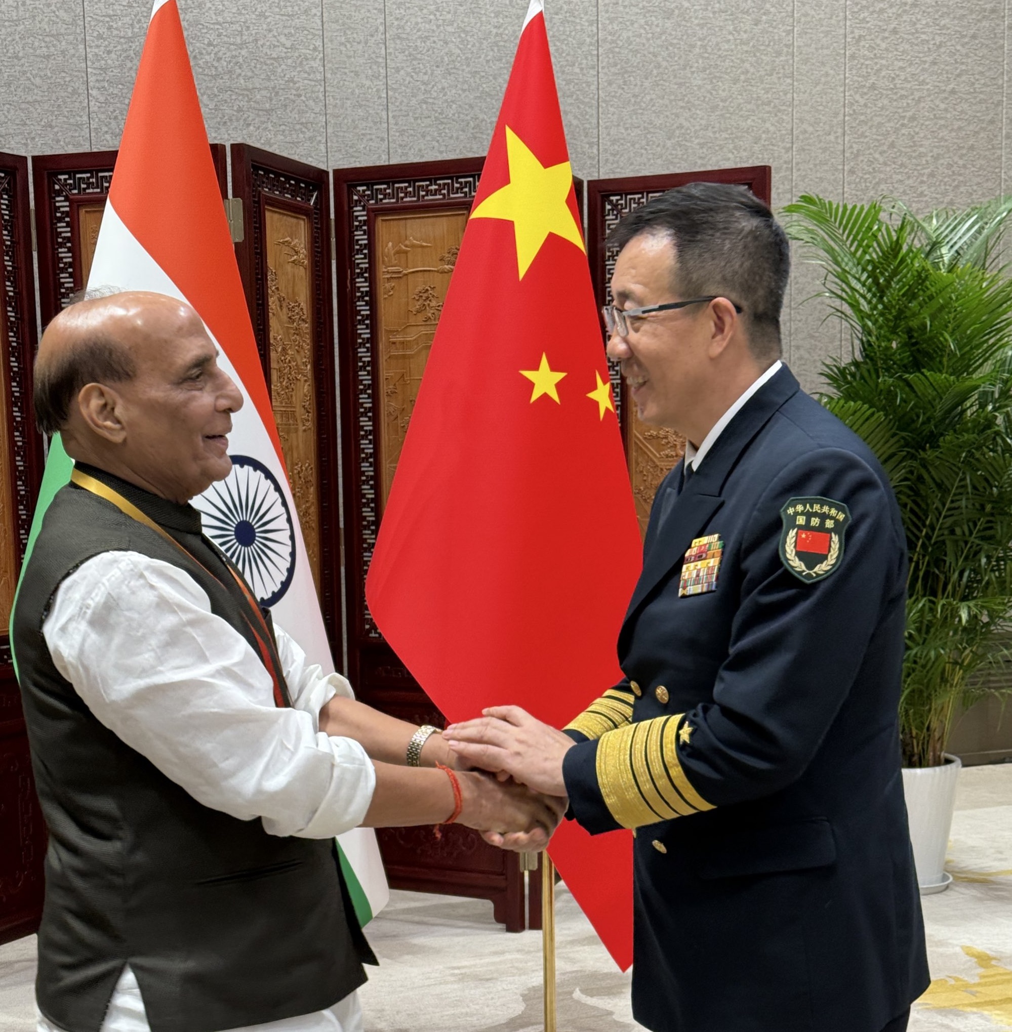 राजनाथ सिंह ने किंगदाओ में चीन के रक्षामंत्री से मुलाकात की