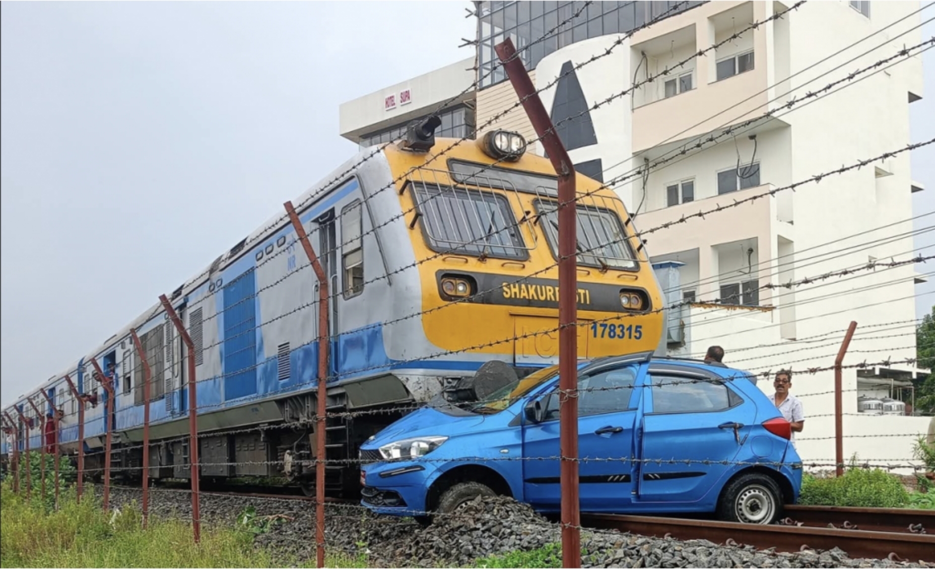 जनकपुरधाम में ट्रेन की चपेट में आई कार, तीन घायल, भारत-नेपाल रेल सेवा बाधित