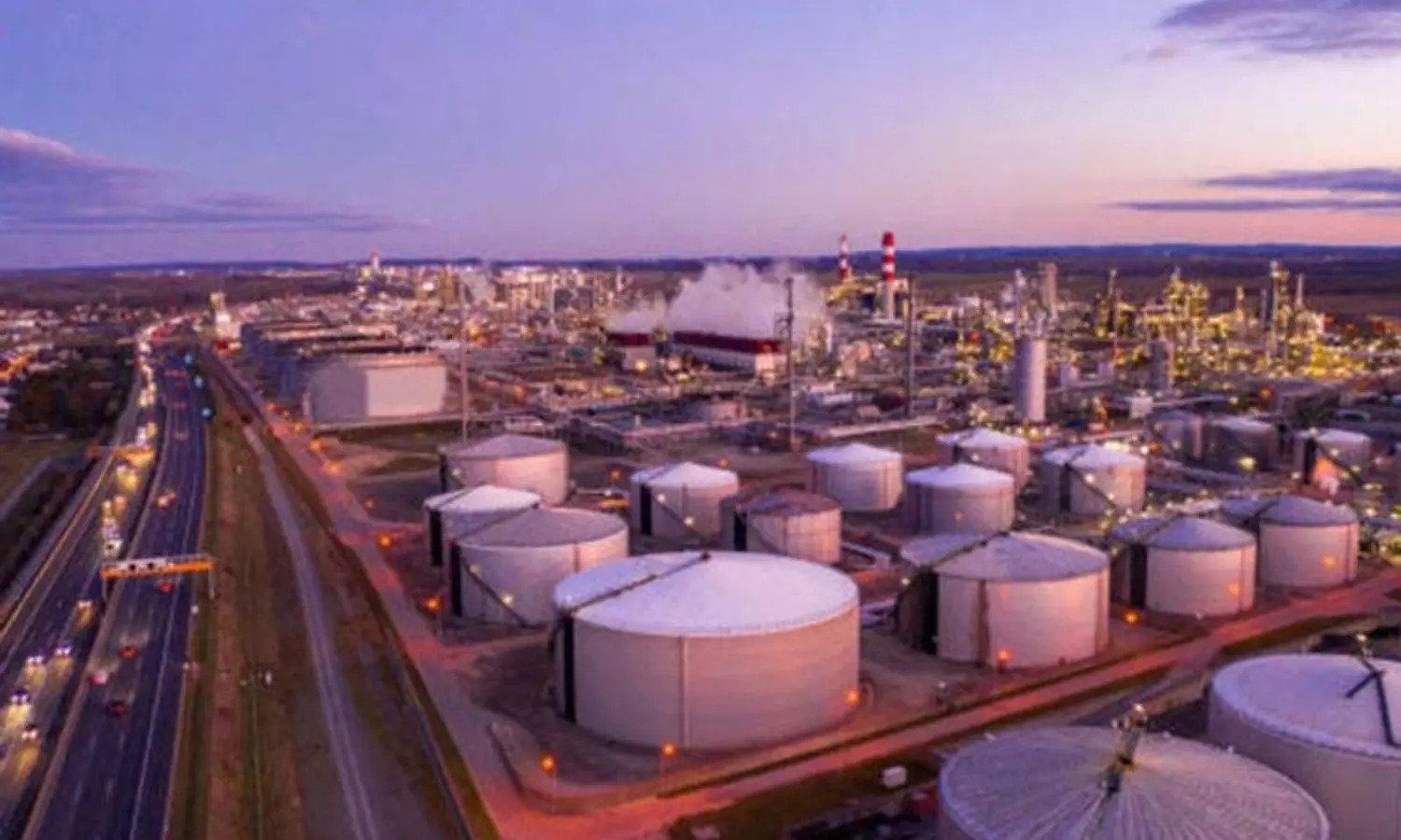 ब्रिटेन ने ईरानी तेल कारोबारी और चार कंपनियों पर लगाया प्रतिबंध