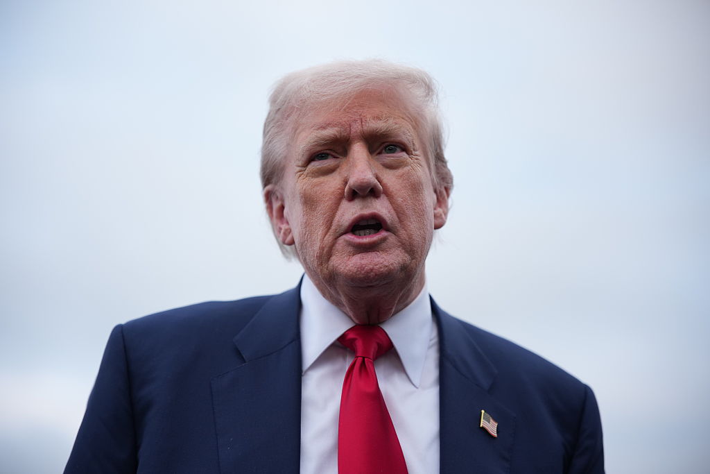 ट्रम्प ने आईसीई विवाद पर वाशिंगटन डीसी में राष्ट्रीय आपातकाल की चेतावनी दी