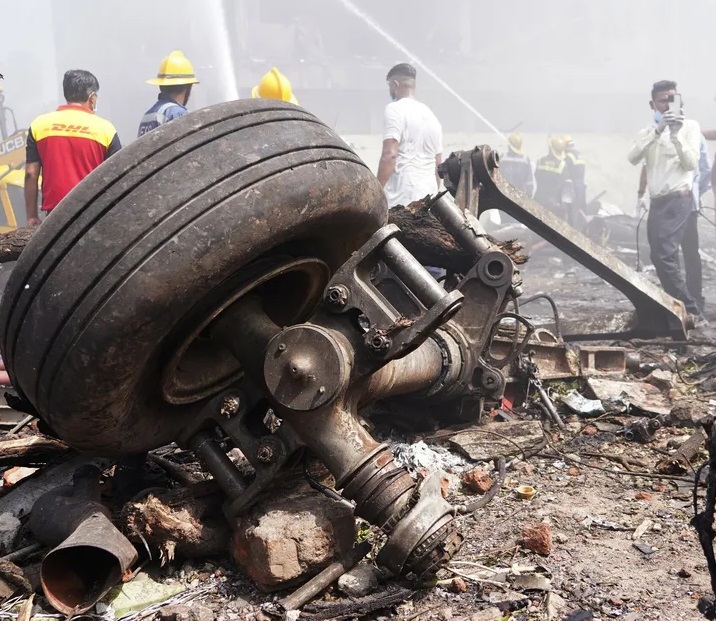 अहमदाबाद विमान हादसे में जान गंवाने वाले चार लोगों के परिवारों ने अमेरिका में हनीवेल इंटरनेशनल कंपनी पर मुकदमा दायर किया