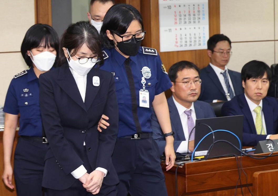 दक्षिण कोरिया के पूर्व राष्ट्रपति येओल की पत्नी को कैदी वैन से अदालत ले जाया गया