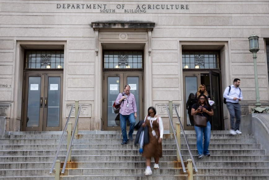 अमेरिका में शटडाउन की मार छुट्टी पर भेजे गए संघीय कर्मचारियों पर, वेतन पर संकट