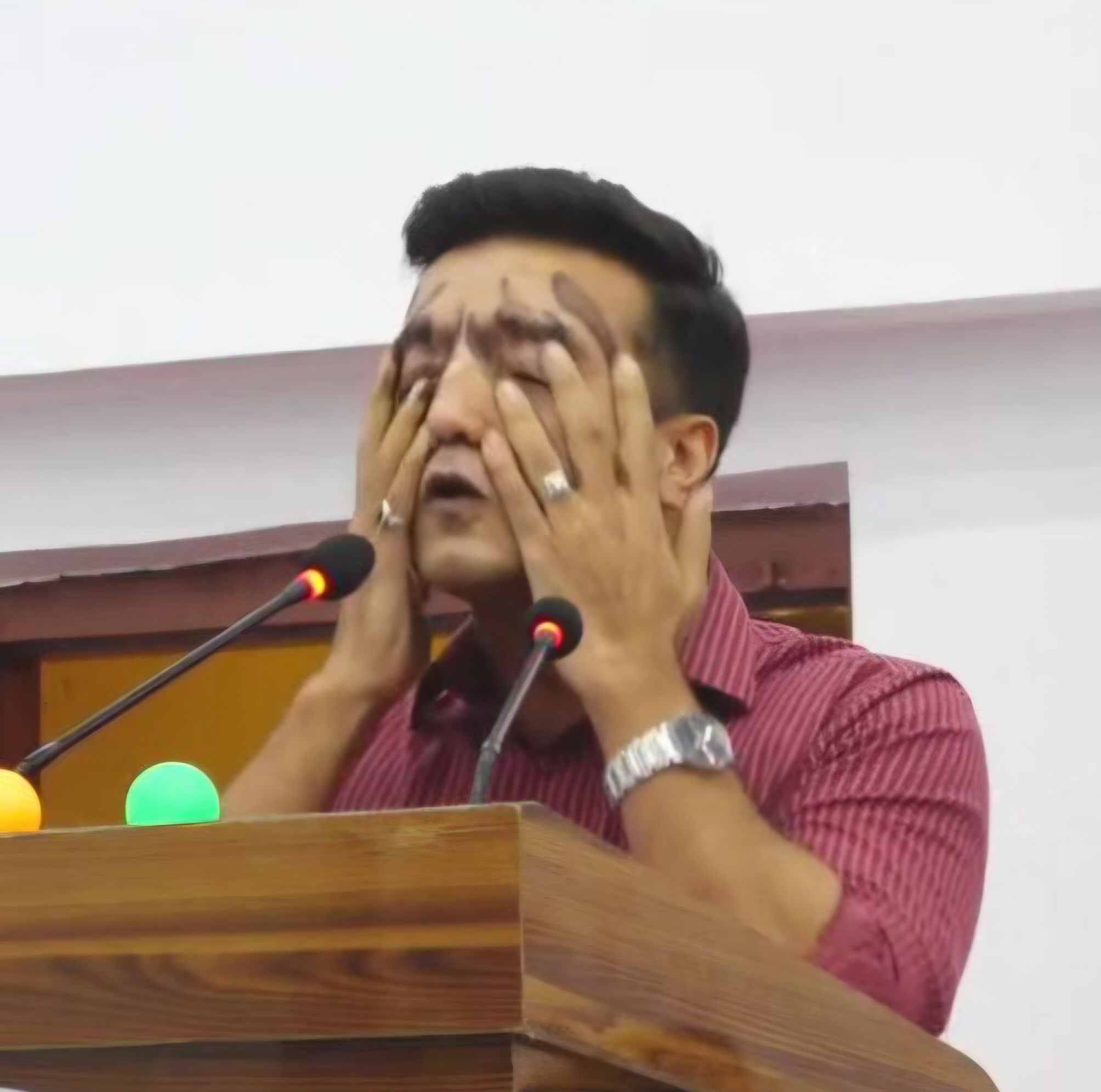 प्रचंड की नीतियों का विरोध करते हुए उनकी ही पार्टी के विधायक ने अपने मुंह पर कालिख पोती