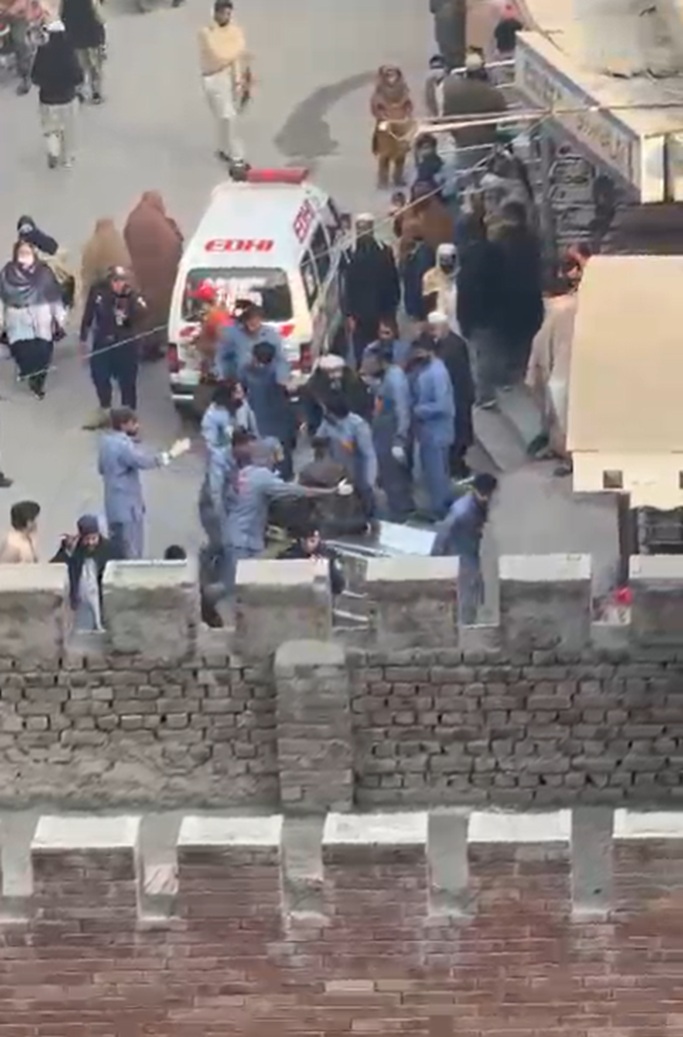 पेशावर में पाकिस्तान के फेडरल कांस्टेबुलरी मुख्यालय पर आत्मघाती हमला, तीन जवानों की मौत