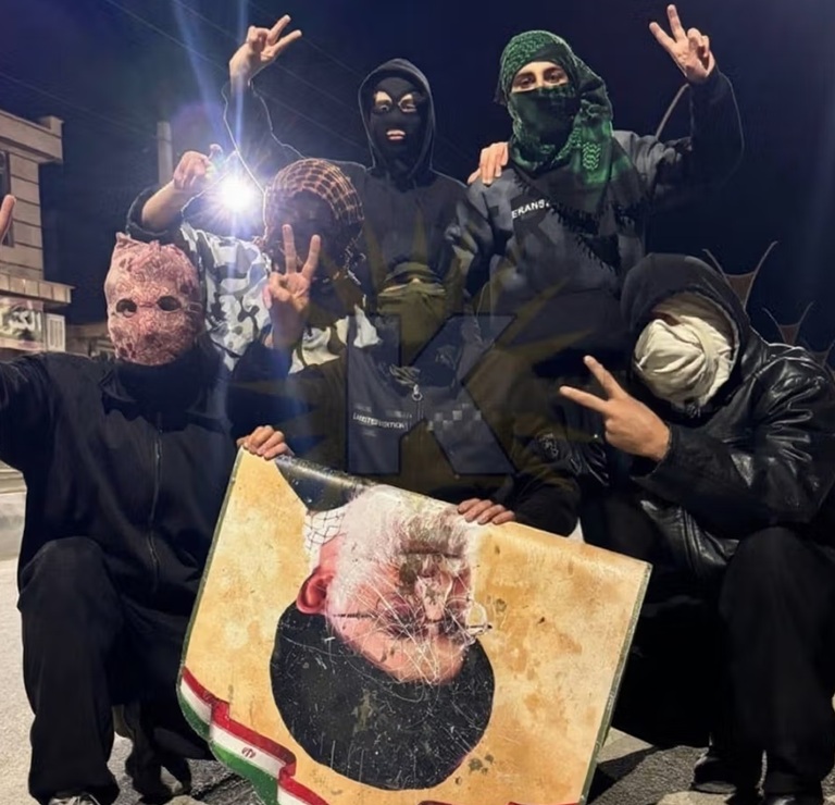 ईरान में खामेनेई के खिलाफ विद्रोह, प्रदर्शनकारियों ने पवित्र शहर मशहद में झंडा उतारा, ईरानी बलोच समूह ने भी दिया समर्थन