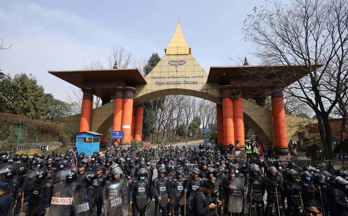 पूर्व राजा ज्ञानेन्द्र शाह आज लौटेंगे नेपाल, हवाई अड्डा सील, समर्थकों का जमावड़ा