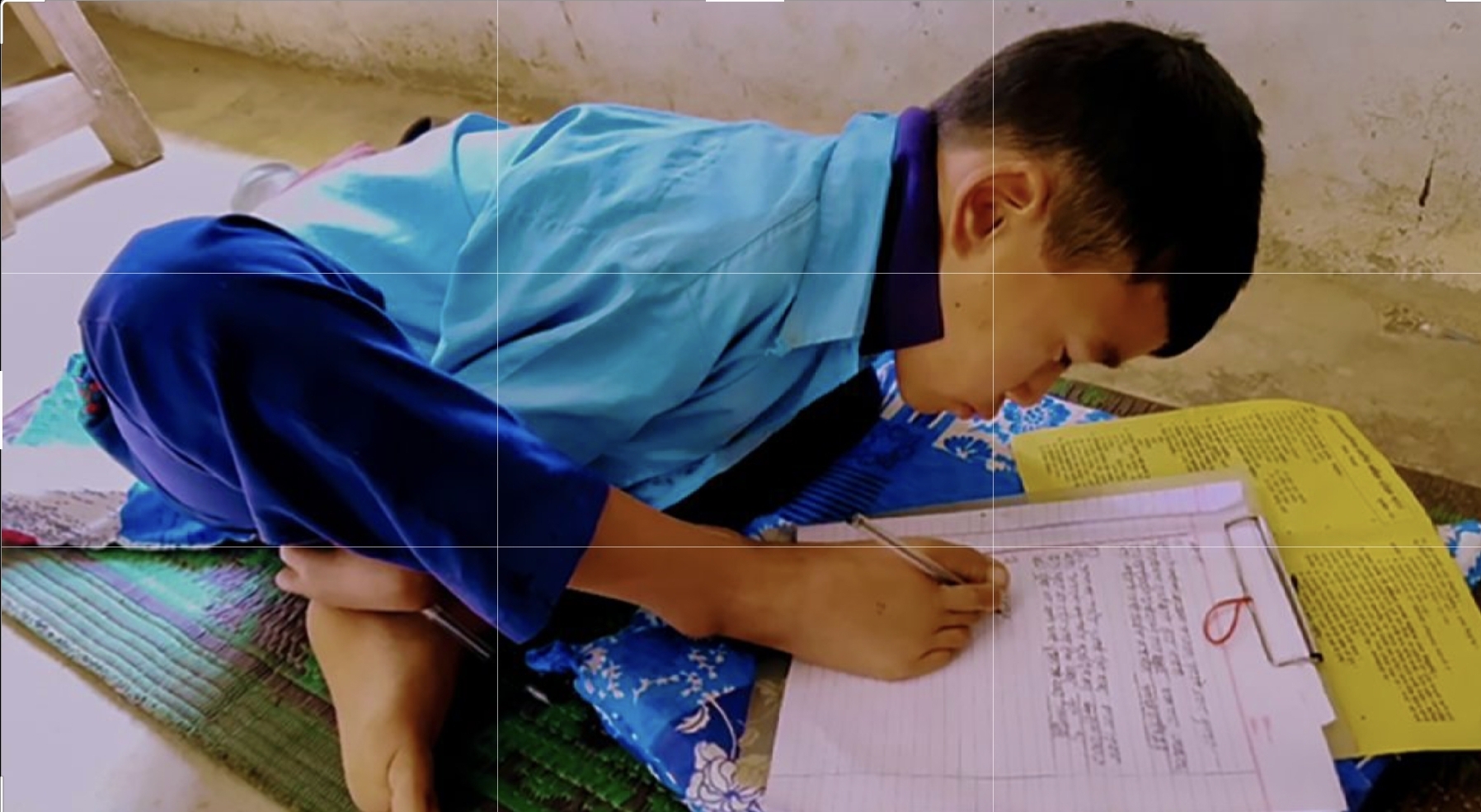 जन्म से ही दोनों हाथ काम नहीं करते, पैरों से लिखकर परीक्षा दे रहे हैं नेपाल के सन्देश बुढामगर