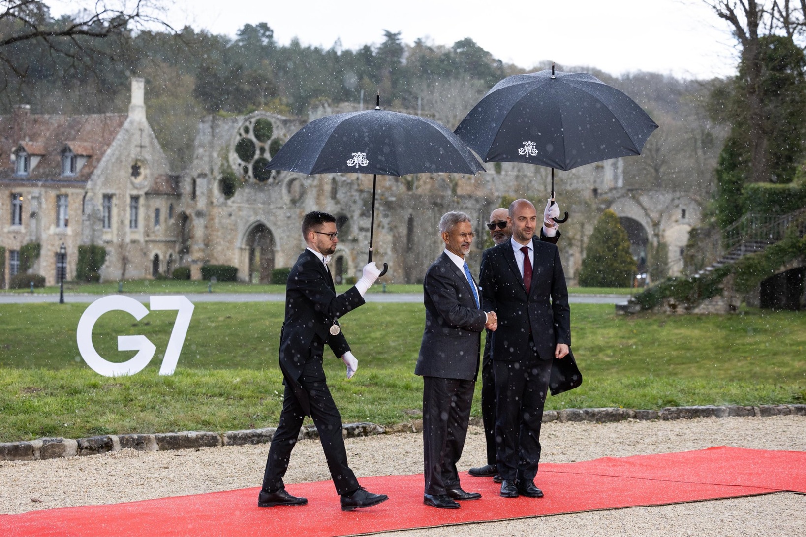 जयशंकर ने फ्रांस में जी 7 विदेशमंत्रियों से वैश्विक शासन में सुधार पर चर्चा की