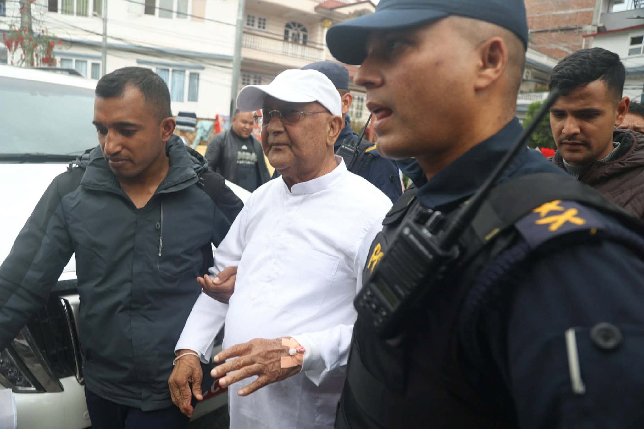 पूर्व प्रधानमंत्री ओली को स्वास्थ्य कारणों से नहीं मिली छुट्टी, अस्पताल में दर्ज हुए बयान