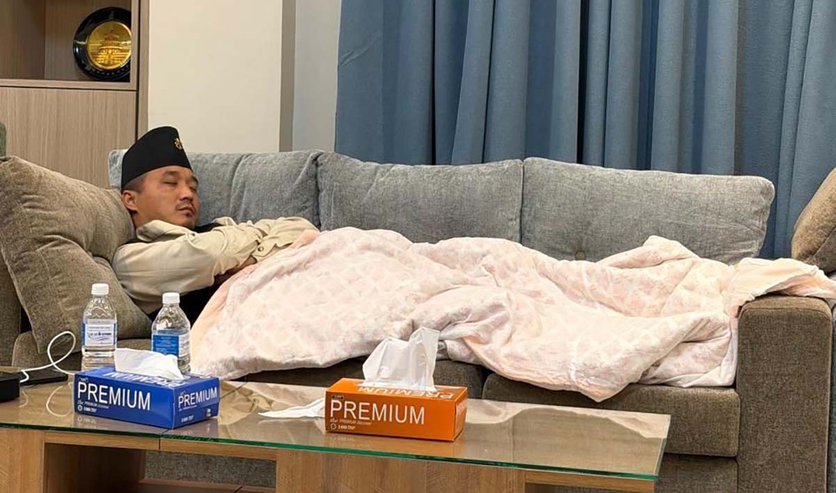नेपाल के गृहमंत्री कार्यालय के सोफे पर सोये, सोशल मीडिया पर तस्वीर वायरल