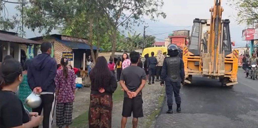 नेपाल के पोखरा में फेवाताल के पास अवैध निर्माण पर चला डोजर, बालेन्द्र शाह के निर्देश पर कार्रवाई
