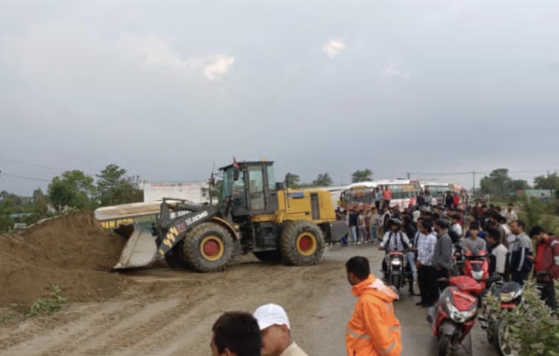 नेपाल का सबसे व्यस्त पूर्व-पश्चिम राजमार्ग अवरुद्ध, लगा कई किमी. लंबा जाम