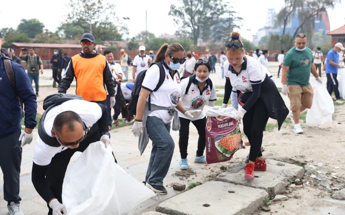 पशुपतिनाथ क्षेत्र में श्रमदान अभियान में उतरे हर्क साम्पाङ, सांसदों संग की सफाई और जनसेवा