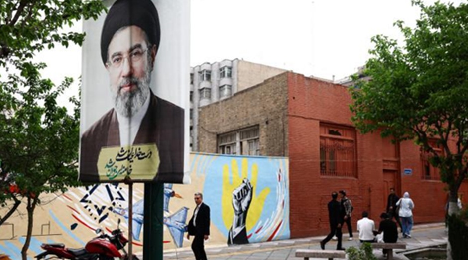 अमेरिका समझौते के लिए होर्मुज में ईरान को घेरने को तैयार, तेहरान का जवाब- देखेंगे