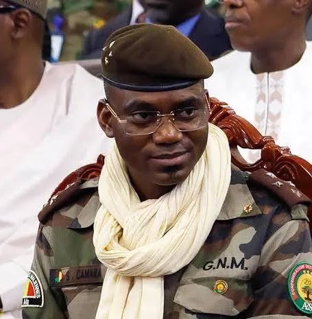 माली के रक्षा मंत्री बामाको के पास उनके आवास को निशाना बनाकर किए गए आत्मघाती ट्रक बम हमले में मारे गए।