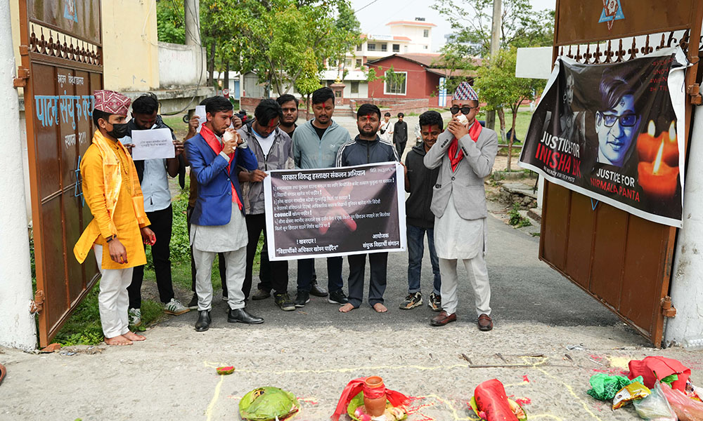 नेपाल के वामपंथी छात्र संगठनों ने शंख घोष और स्वस्ति वाचन के साथ किया विरोध प्रदर्शन