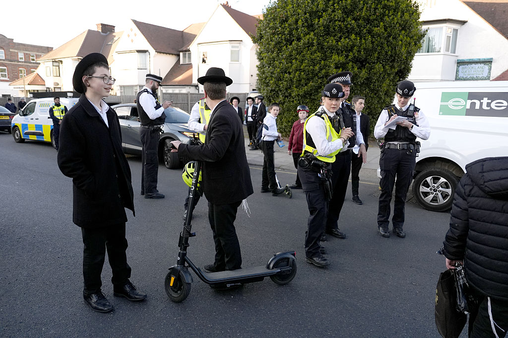 लंदन में दो यहूदी पुरुषों पर चाकू से हमला, पुलिस इस हमले को आतंकवाद के रूप में देख रही है