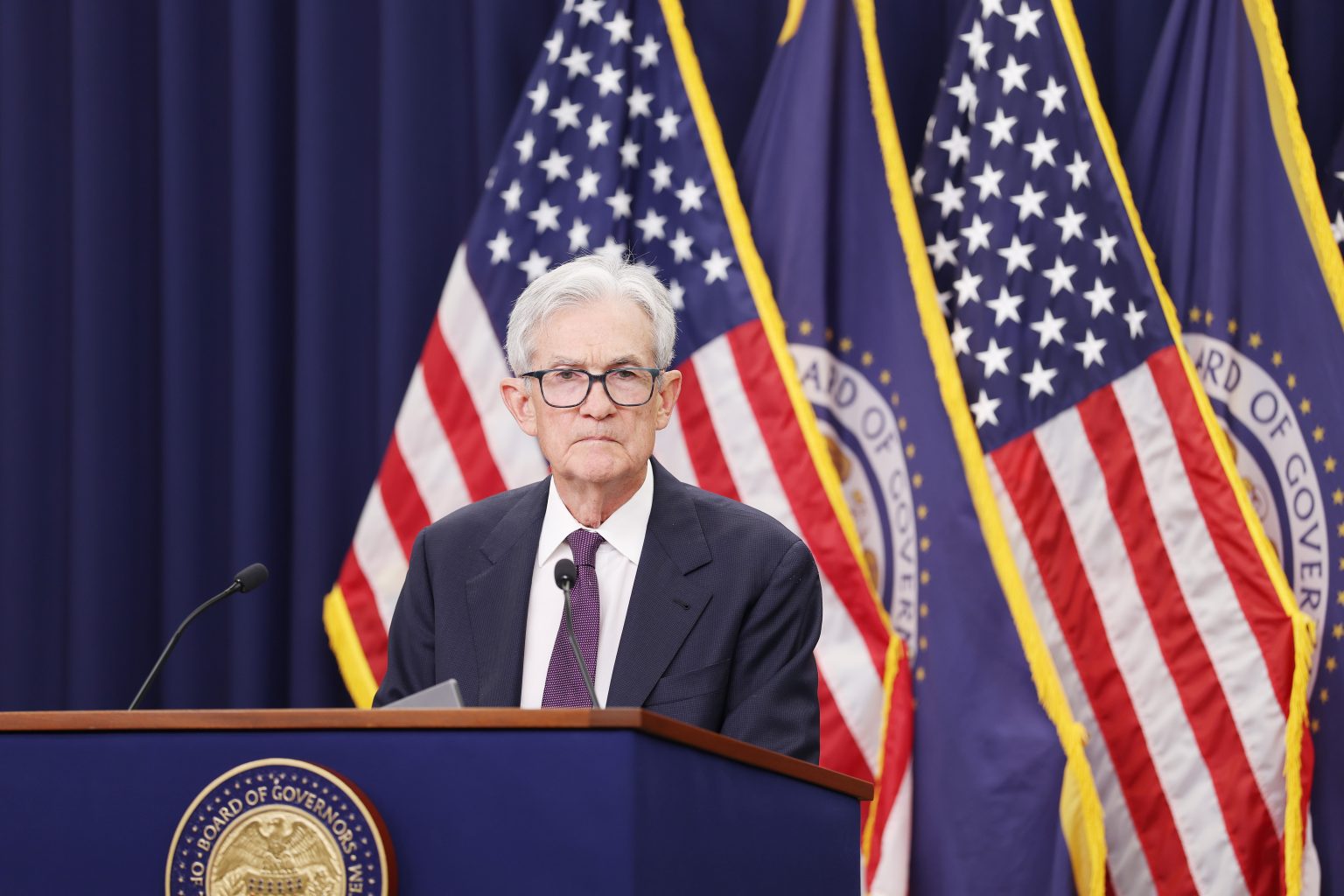 पॉवेल युग का अंत ब्याज दरों में कोई बदलाव न होने, फेडरल रिजर्व के कड़े रुख के बढ़ने और राज्यपाल की कुर्सी को सुरक्षित रखने के वादे के साथ हुआ।