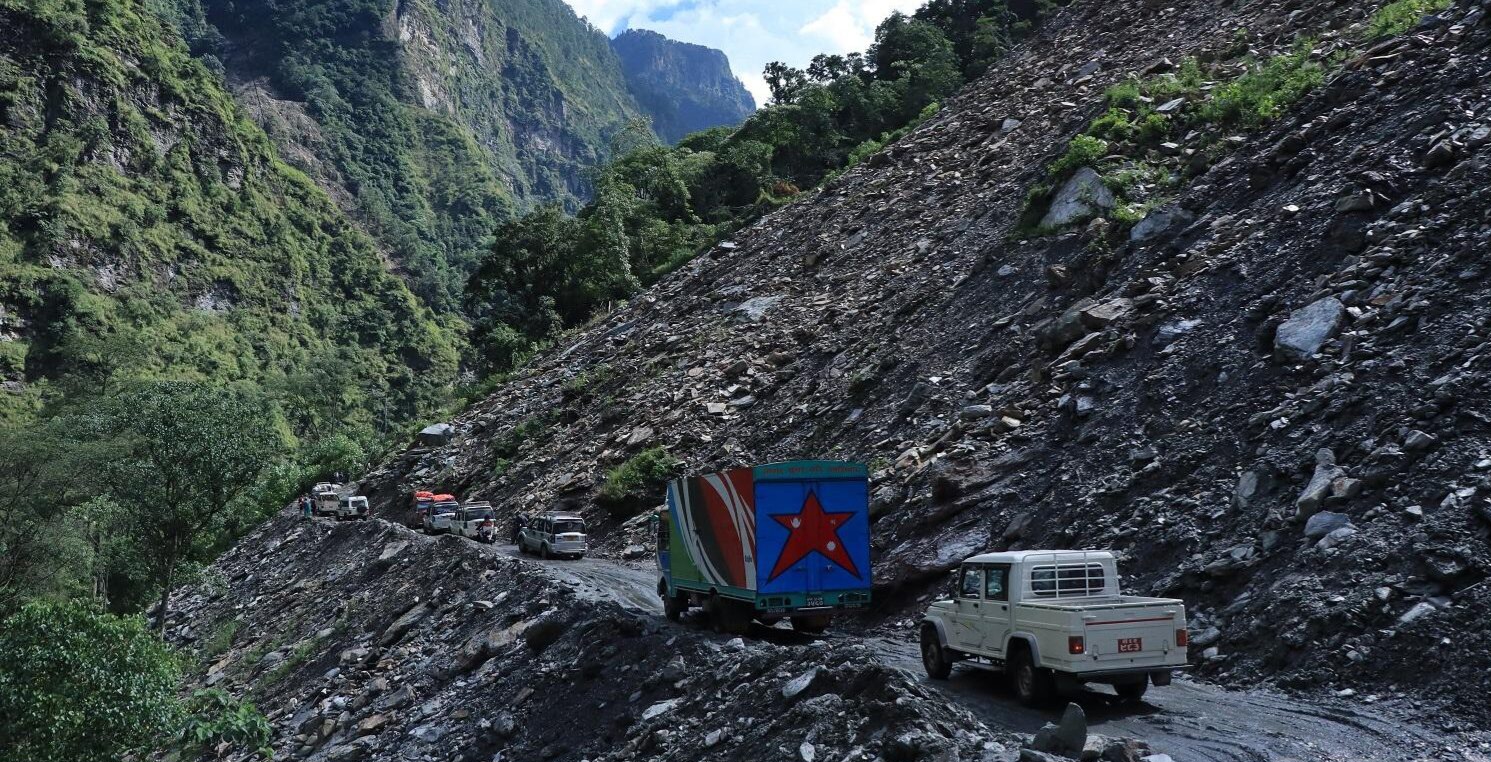 नेपाल के प्रसिद्ध मुक्तिनाथ क्षेत्र का रास्ता भूस्खलन के कारण अवरुद्ध