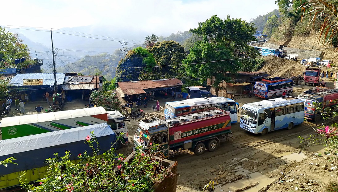 नेपाल में बाढ़ और भूस्खलन से पांच प्रमुख राजमार्ग बाधित, यातायात प्रभावित