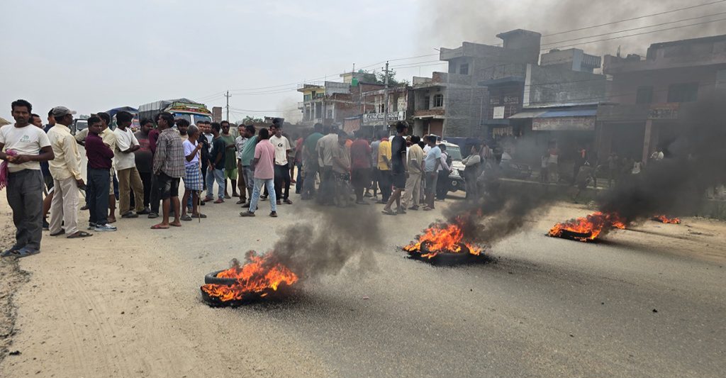 नेपाल में चीनी कंपनी के खिलाफ लोगों का फूटा गुस्सा, सड़क निर्माण में देरी पर पूर्व-पश्चिम राजमार्ग जाम