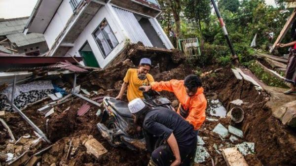 इंडोनेशिया में भूकंप से मातम, मरने वालों का आंकड़ा 162, 700 घायल